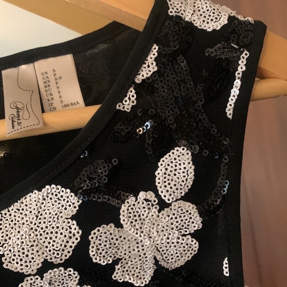 Forever 21 woman’s crop top. Black and white. Size Small. - Picture 3 of 7